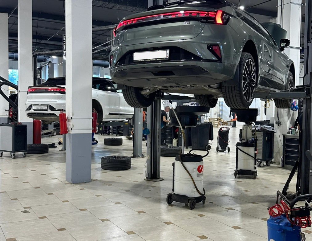 Осмотр ходовой Зикр 001 Проверка пневмоподвески Zeekr 001