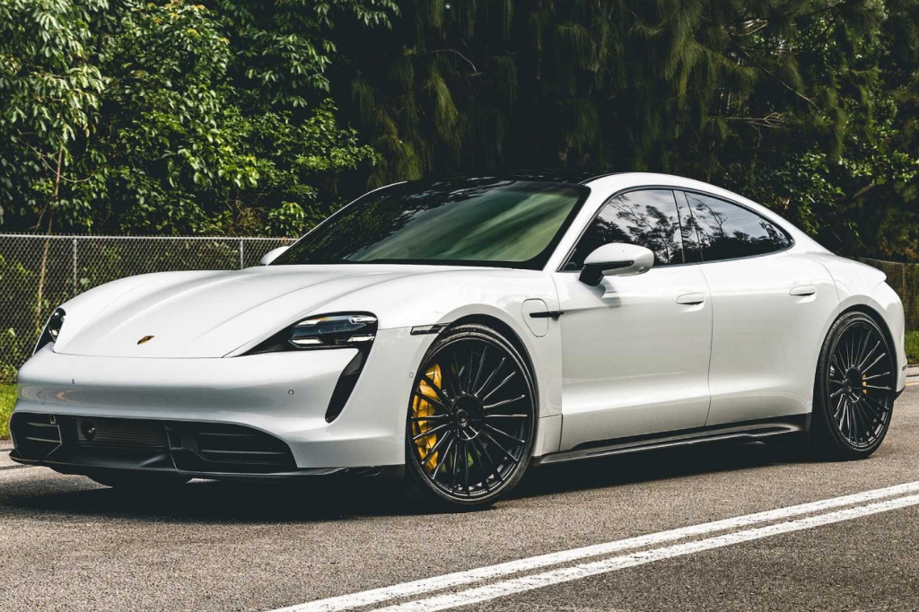 Электроседан Porsche Taycan Turbo S