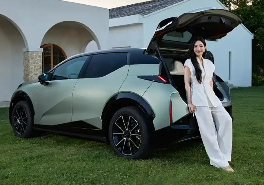 Официальная фотография обновленного Zeekr Zeekr X вид сбоку