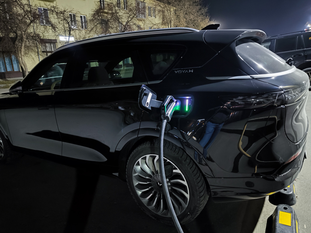 Voyah Free на зарядной станции
