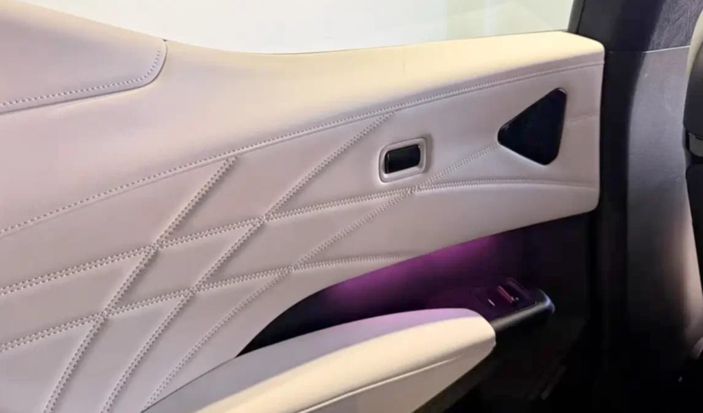 Ромбовидная прострочка дверных карт Zeekr Новый салон Zeekr X