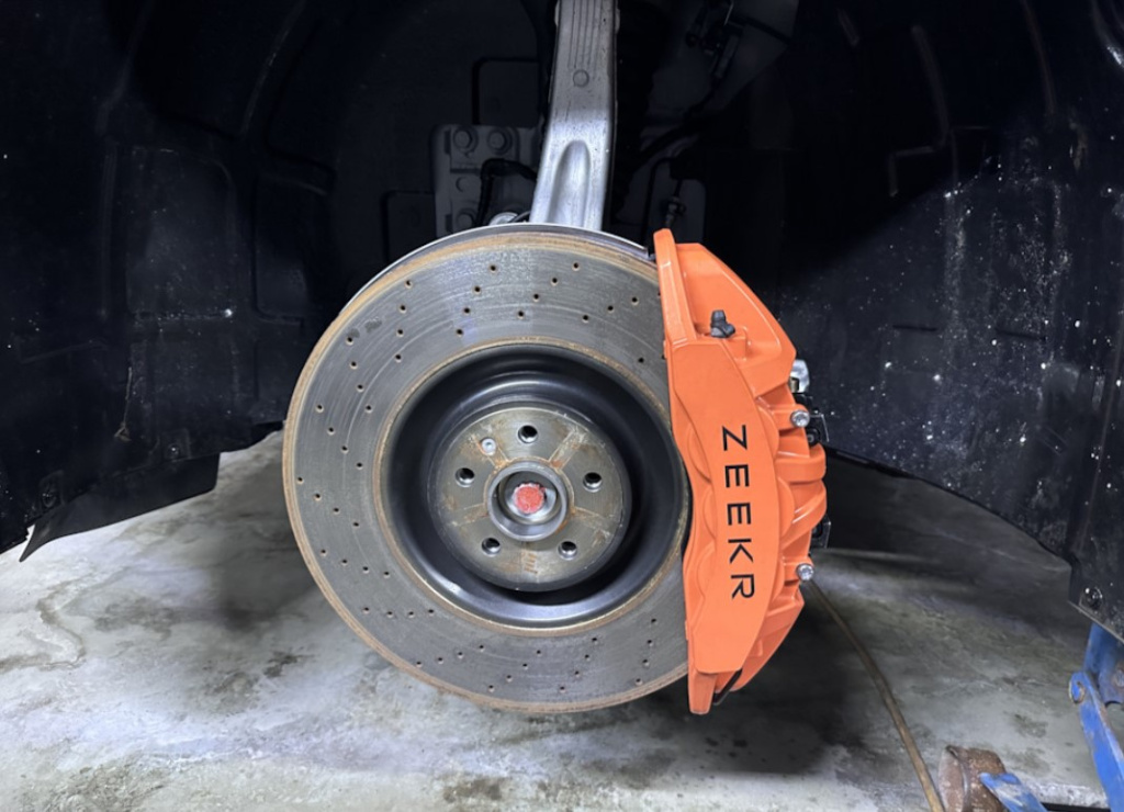 Замена тормозных колодок и дисков Зикр 001 Тормозные колодки Zeekr 001